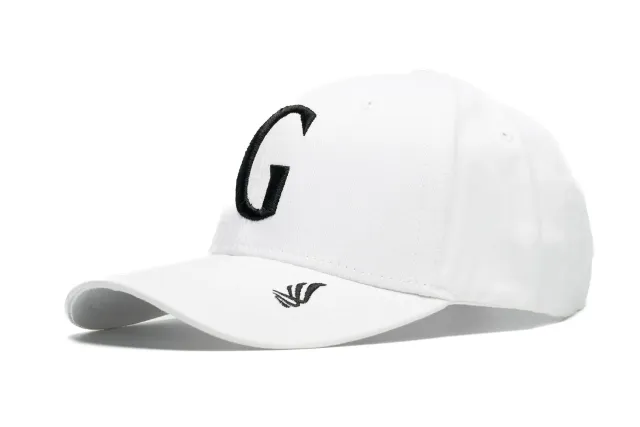 Gisada 8004 caps brodert G hvit blå